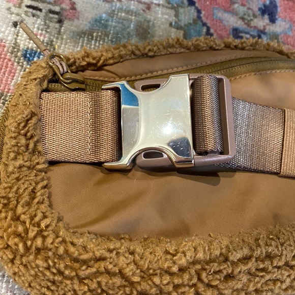 Lululemon Everywhere Belt Bag - Sherpa Burnt Caramel - Picture 10 of 13